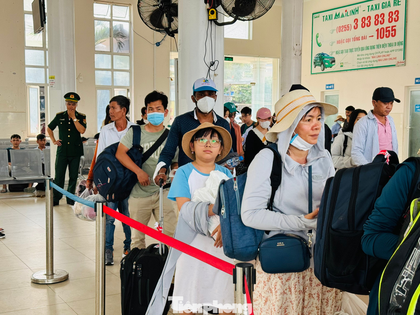 Dự kiến trong 2 ngày nghỉ còn lại của dịp lễ, số lượng khách ra đảo Lý Sơn có phần giảm xuống, nhưng vẫn nằm ở mức cao với khoảng 1.000-1.500 người/ngày. Ảnh: Nguyễn Ngọc.