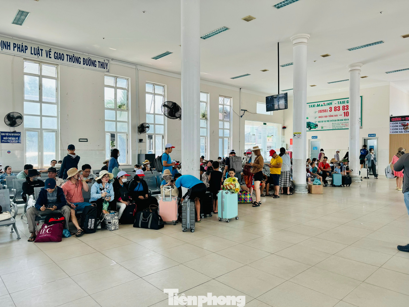 Ngày 29/4 trao đổi với PV, ông Tạ Công Chức - Phó Giám đốc Ban Quản lý (BQL) cảng và Cảng vụ đường thủy nội địa tỉnh Quảng Ngãi - cho biết, lượng khách ra đảo trong những ngày nghỉ lễ tăng gấp 3-4 lần so với ngày thường. Riêng ngày 27 và 28/4 có khoảng 4.500 lượt khách ra đảo Lý Sơn. Dự kiến ngày hôm nay (29/4) sẽ có khoảng gần 2.000 lượt khách ra đảo. Ảnh: Nguyễn Ngọc.