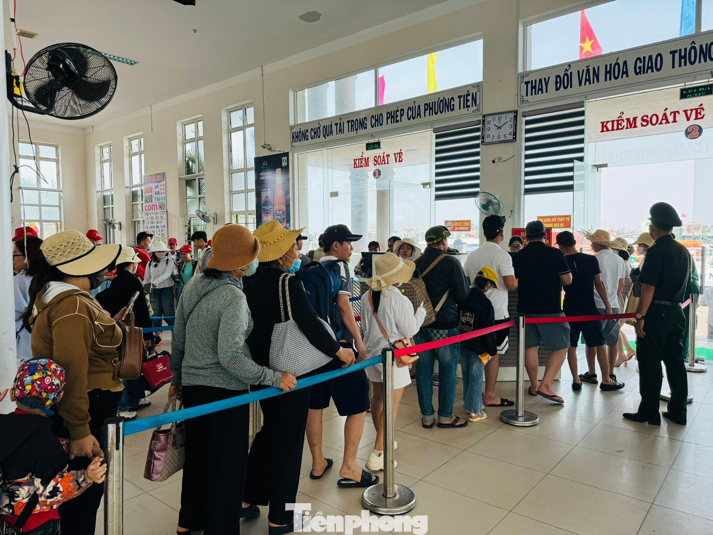 Theo ghi nhận của PV sáng 29/4, tại nhà ga cảng Sa Kỳ có rất đông du khách xếp hàng dài đến các quầy để mua vé, làm thủ tục, lên tàu rời đất liền ra đảo Lý Sơn du lịch. Do số lượng hành khách tăng đột biến nên đội tàu cao tốc, siêu tốc phải hoạt động hết công suất. Cụ thể, mỗi ngày có từ 15-18 lượt tàu chạy tuyến Sa Kỳ - Lý Sơn hoạt động vận chuyển khách. Ảnh: Nguyễn Ngọc.