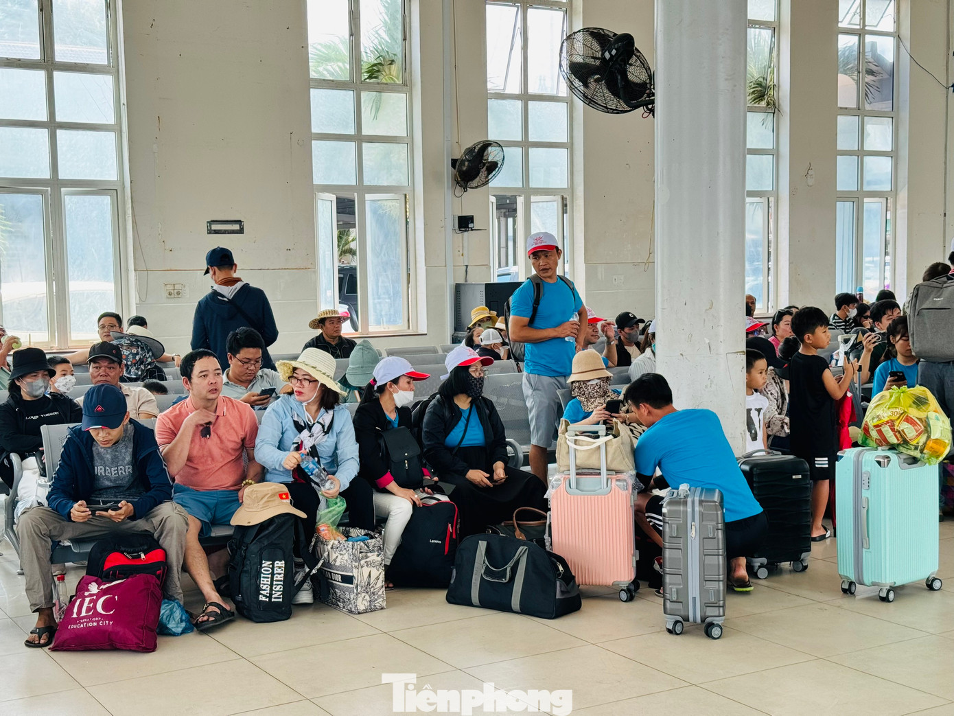 “Tuy lượng khách ra đảo, tăng so với dự kiến ban đầu, thế nhưng vẫn nằm trong kế hoạch của đơn vị. Ngày thường trung bình có khoảng 4 chuyến tàu ra đảo. Tuy nhiên trong dịp lễ, lượng khách du lịch tăng đột biến nên BQL cảng đã có kế hoạch tăng 15 - 17 chuyến/chiều/ngày, với tần suất hơn 30 phút/chuyến để đảm bảo vận chuyển hết số lượng hành khách ra đảo thăm quan, du lịch”, ông Chức nói. Ảnh: Nguyễn Ngọc.