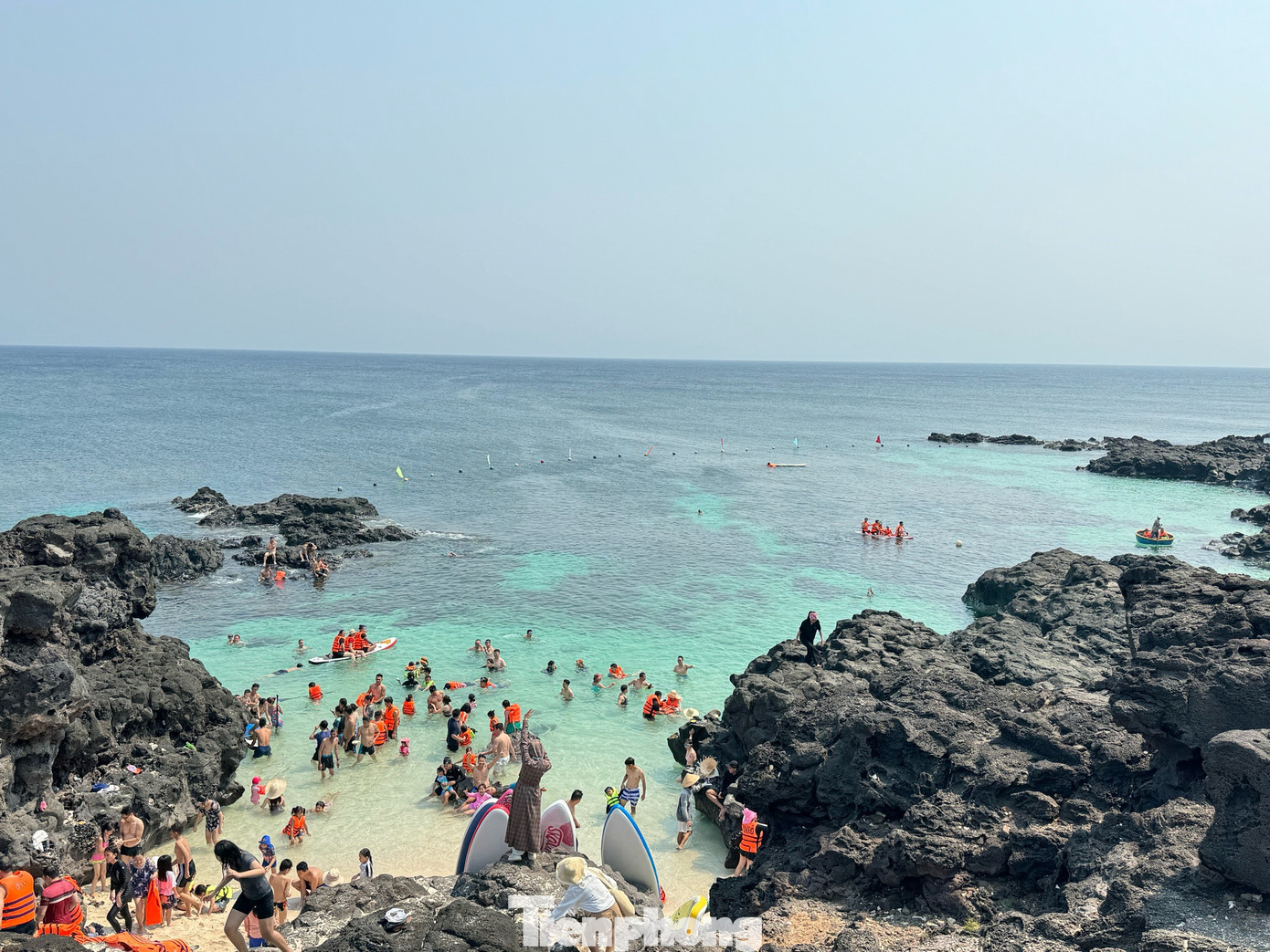 Du khách thăm quan, lặn san hô ở đảo Bé, huyện Lý Sơn.