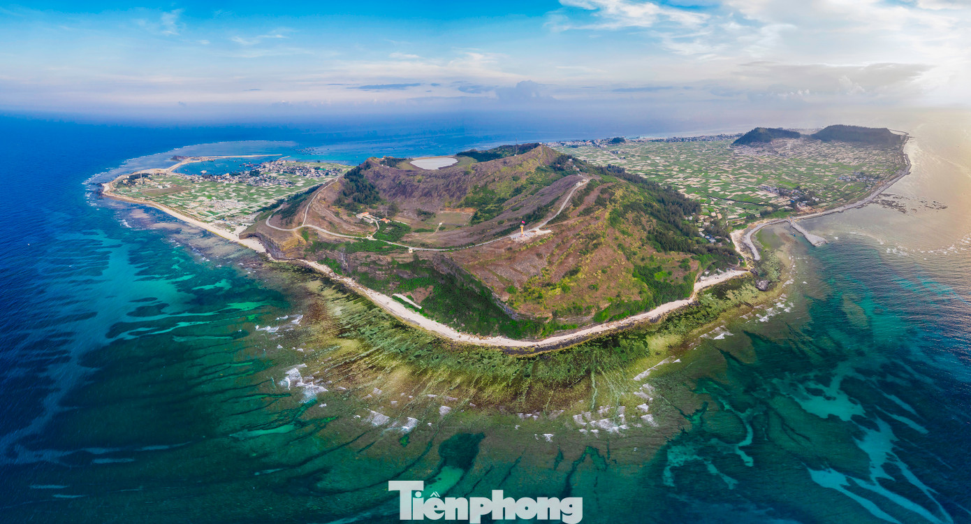 Huyện đảo Lý Sơn nằm cách đất liền 15 hải lý, với diện tích hơn 10 km2, dân số khoảng 22.000 người. Không những có vị trí chiến lược quan trọng về quốc phòng - an ninh, Lý Sơn còn được biết đến với nhiều thắng cảnh, di tích lịch sử như: Núi Thới Lới, cổng Tò Vò, chùa Đục... và nhiều bãi tắm đẹp thu hút nhiều du khách trong nước và quốc tế. Ảnh: Bùi Thanh Trung.