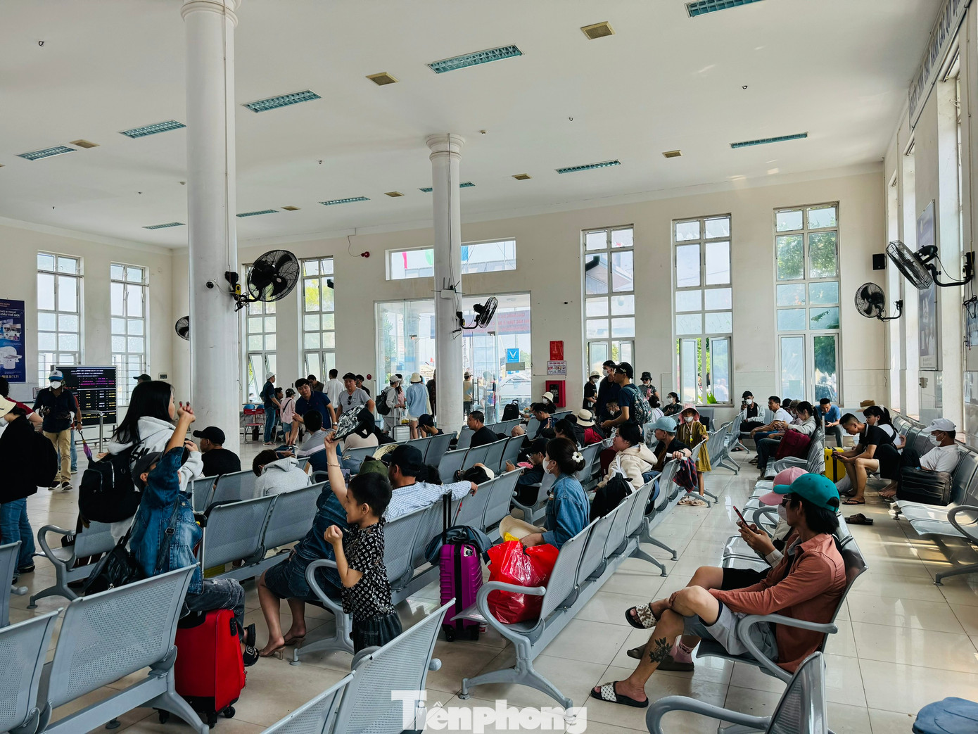 Ngày 29/4 trao đổi với PV, ông Tạ Công Chức - Phó Giám đốc Ban Quản lý (BQL) cảng và Cảng vụ đường thủy nội địa tỉnh Quảng Ngãi - cho biết, lượng khách ra đảo trong những ngày nghỉ lễ tăng gấp 3-4 lần so với ngày thường. Riêng ngày 27 và 28/4 có khoảng 4.500 lượt khách ra đảo Lý Sơn. Dự kiến ngày hôm nay (29/4) sẽ có khoảng gần 2.000 lượt khách ra đảo. Ảnh: Nguyễn Ngọc.