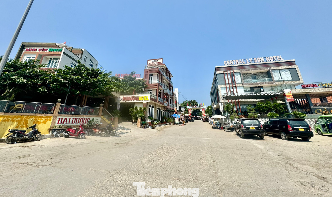 Hiện trên đảo Lý Sơn có hơn 130 nhà nghỉ, homestay và 7 khách sạn với hơn 1.000 phòng, có thể cùng lúc đáp ứng cho hơn 3.000 du khách.