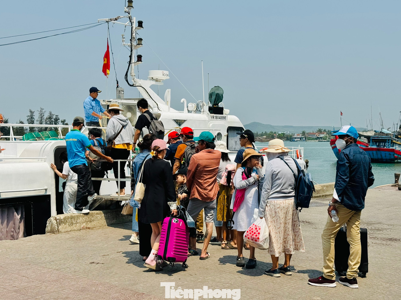 Bà Phạm Thị Hương - Chủ tịch UBND huyện đảo Lý Sơn - cho hay, kỳ nghỉ lễ 30/4-1/5 kéo dài 5 ngày, đến thời điểm này, tất cả khách sạn, nhà nghỉ, homestay đều đã được đăng ký, không còn phòng trống. Trong 5 ngày nghỉ lễ, dự kiến Lý Sơn sẽ đón khoảng 8.000 lượt khách, tăng cao nhiều lần so với ngày thường. Các chủ nhà nghỉ, homestay, khách sạn… phải niêm yết giá công khai. Trường hợp thu lợi bất chính, nếu phát hiện địa phương sẽ xử lý nghiêm. Ngoài ra, UBND huyện cũng vận động người dân tham gia tạo điều kiện chỗ ở cho du khách theo phương thức du lịch cộng đồng trong dịp lễ này. Ảnh: Nguyễn Ngọc.