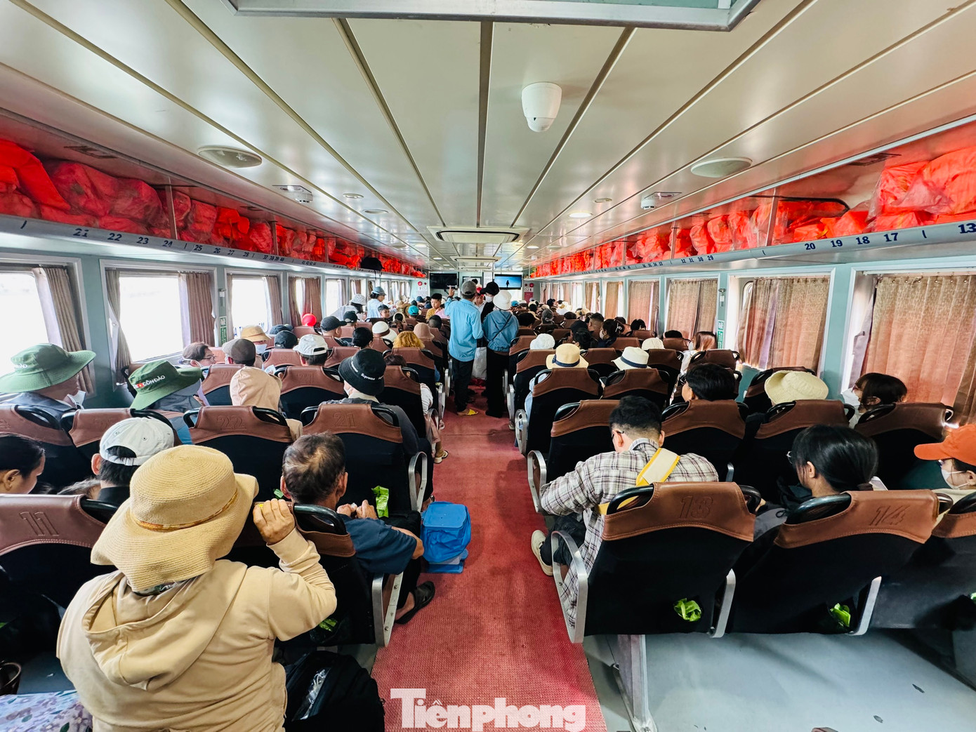 Các tàu chở khách ra đảo đều kín chỗ.