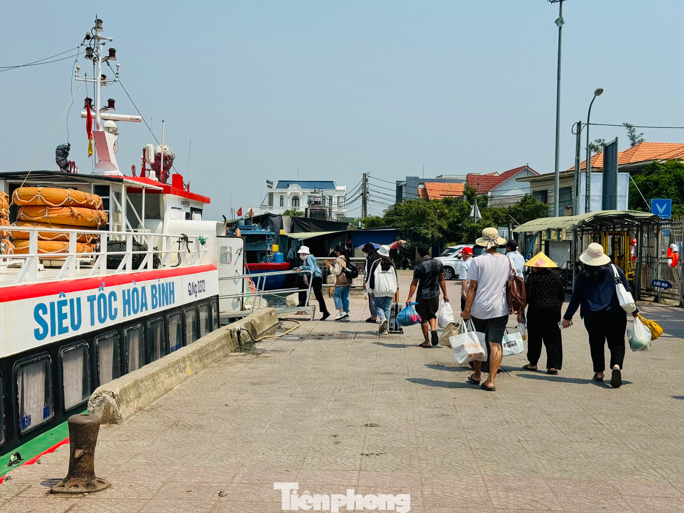 Bà Phạm Thị Hương - Chủ tịch UBND huyện đảo Lý Sơn - cho hay, kỳ nghỉ lễ 30/4-1/5 kéo dài 5 ngày, đến thời điểm này, tất cả khách sạn, nhà nghỉ, homestay đều đã được đăng ký, không còn phòng trống. Trong 5 ngày nghỉ lễ, dự kiến Lý Sơn sẽ đón khoảng 8.000 lượt khách, tăng cao nhiều lần so với ngày thường. Các chủ nhà nghỉ, homestay, khách sạn… phải niêm yết giá công khai. Trường hợp thu lợi bất chính, nếu phát hiện địa phương sẽ xử lý nghiêm. Ngoài ra, UBND huyện cũng vận động người dân tham gia tạo điều kiện chỗ ở cho du khách theo phương thức du lịch cộng đồng trong dịp lễ này. Ảnh: Nguyễn Ngọc.