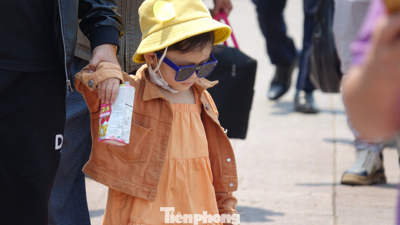 Có nhiều em nhỏ theo bố mẹ ra đảo Lý Sơn trong kỳ nghỉ lễ dài ngày này. Ảnh: Nguyễn Ngọc.