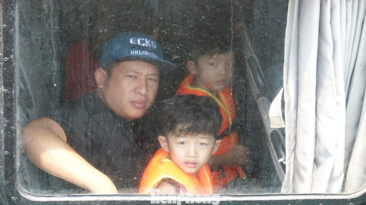 Có nhiều em nhỏ theo bố mẹ ra đảo Lý Sơn trong kỳ nghỉ lễ dài ngày này. Ảnh: Nguyễn Ngọc.