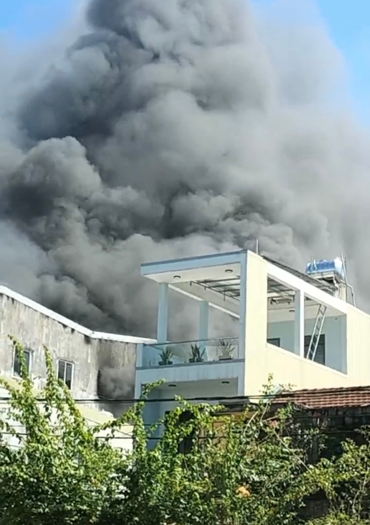 Cột khói đen bốc cao cả chục mét.