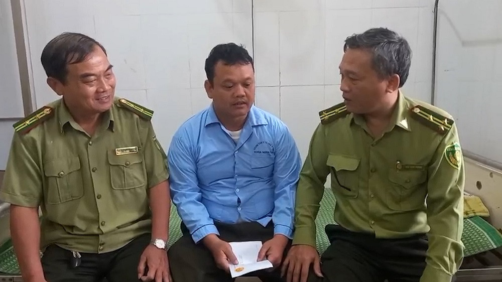 Lãnh đạo Chi cục kiểm lâm Quảng Ngãi thăm hỏi và động viên ông Đinh Hồng Tâm đang điều trị tại bệnh viện. Ảnh: TC Lãnh đạo Chi cục kiểm lâm Quảng Ngãi thăm hỏi và động viên ông Đinh Hồng Tâm đang điều trị tại bệnh viện. Ảnh: TC