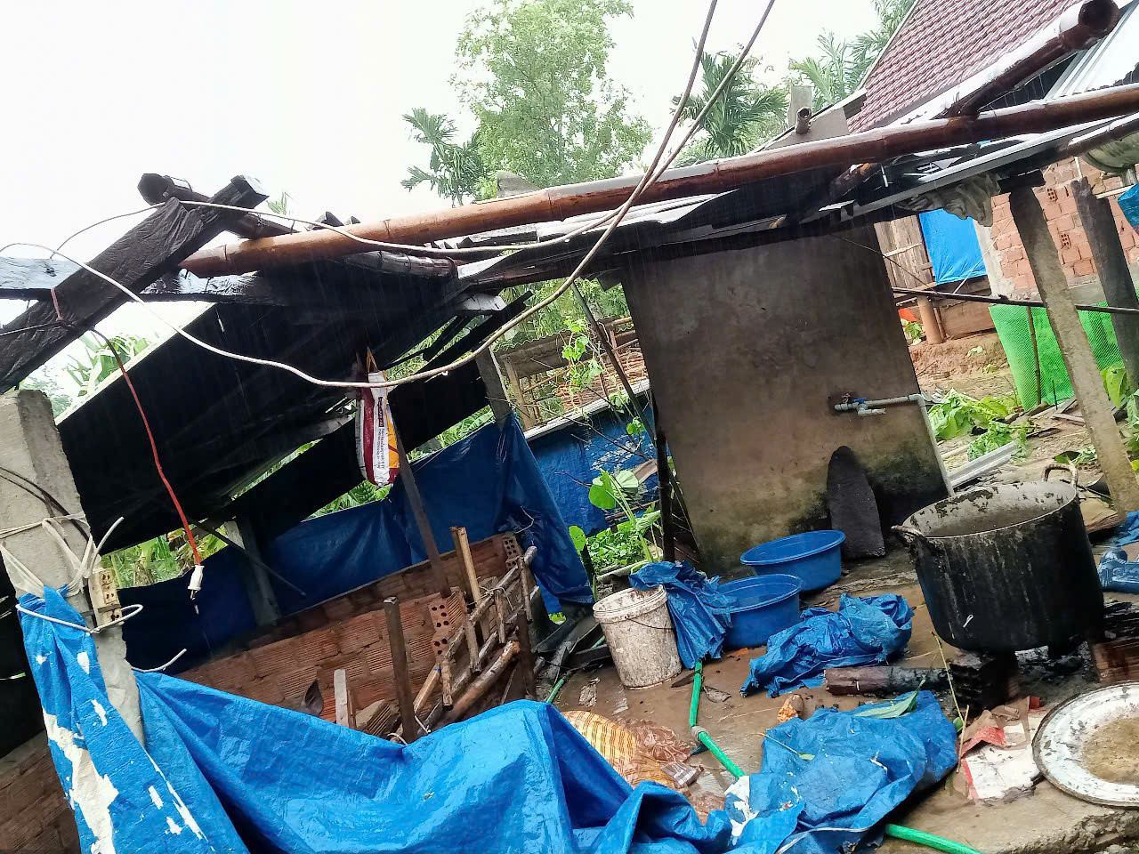 Giông lốc làm tốc mái tôn của nhà dân.