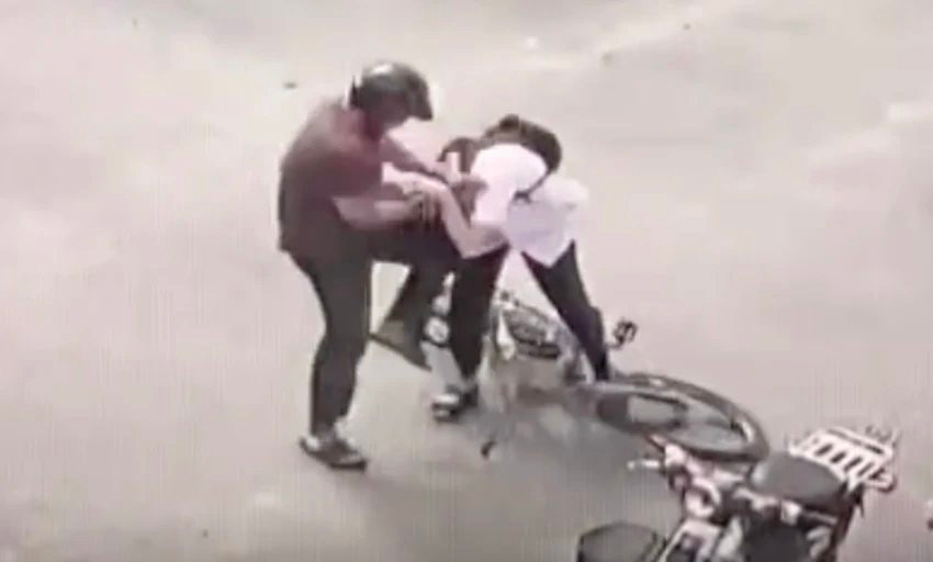 Camera của người dân ghi lại cảnh cháu K. bị ông Mỹ đánh tới tấp.