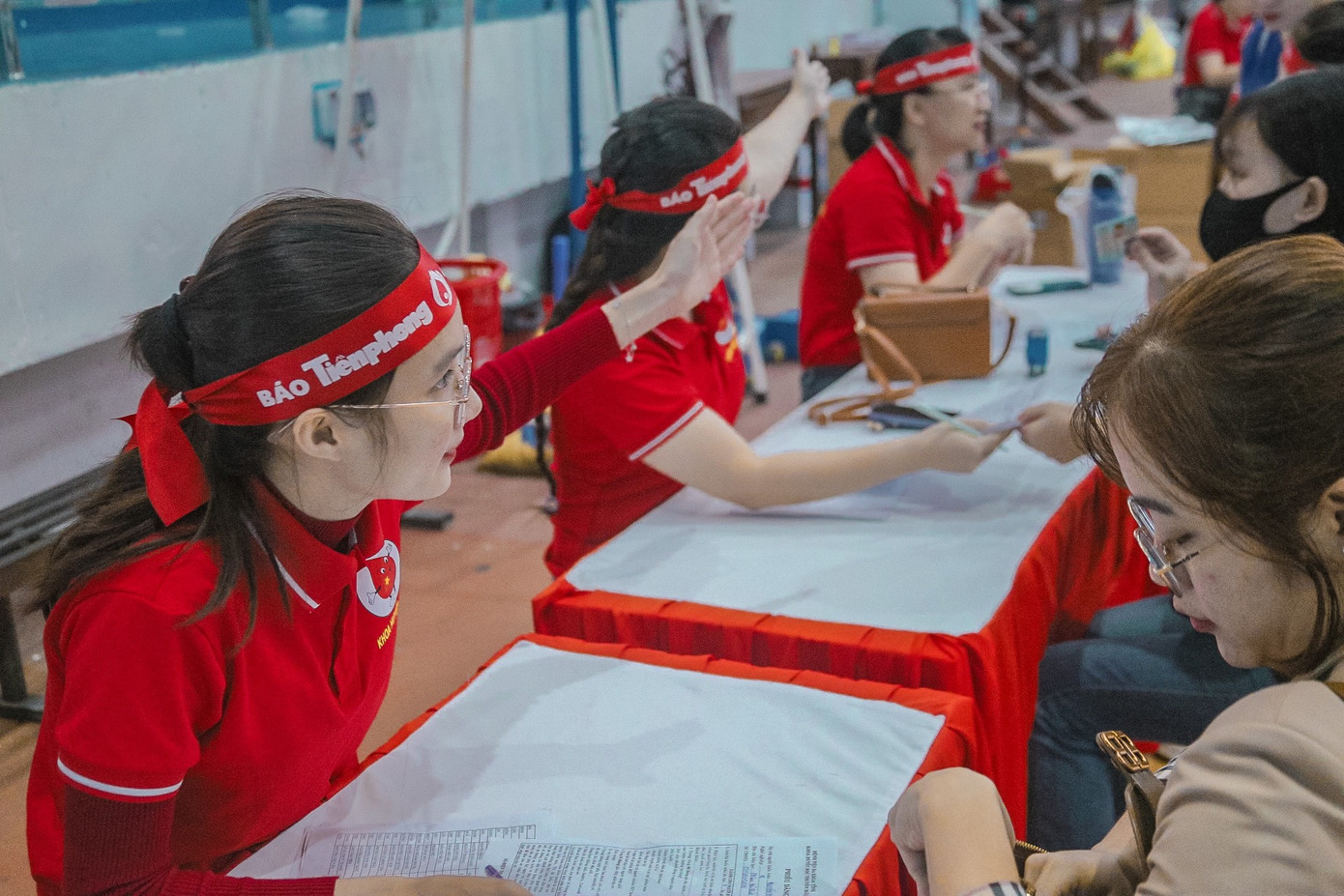 Từ sáng sớm, nhiều bạn trẻ đã có mặt tại Trung tâm hoạt động Thanh thiếu nhi Diên Hồng (TP. Quảng Ngãi) để đăng ký hiến máu. Dự kiến, Ngày hội sẽ tiếp nhận khoảng 500 đơn vị máu phục vụ cấp cứu và điều trị dịp Tết Nguyên đán Giáp Thìn 2024.