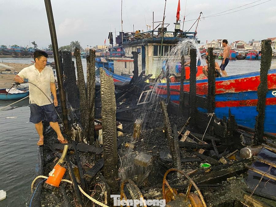 Thuyền trưởng may mắn thoát nạn, ước tính thiệt hại gần 2 tỷ đồng. Ảnh: Nguyễn Ngọc Thuyền trưởng may mắn thoát nạn, ước tính thiệt hại gần 2 tỷ đồng. Ảnh: Nguyễn Ngọc