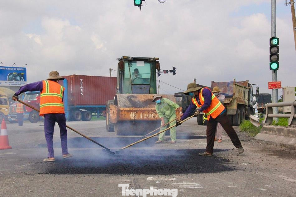 Đơn vị thi công đang nỗ lực khắc phục vá các điểm hư hỏng để đảm bảo an toàn cho phương tiện lưu thông. Đơn vị thi công đang nỗ lực khắc phục vá các điểm hư hỏng để đảm bảo an toàn cho phương tiện lưu thông.