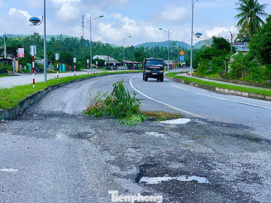 Lo ngại nguy hiểm người dân đã phải đặt vật cảnh báo cho người đi đường. Lo ngại nguy hiểm người dân đã phải đặt vật cảnh báo cho người đi đường.