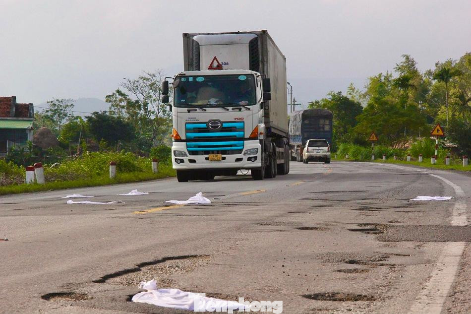 Những ổ gà được vá tạm thời bằng cách lấy các bao cát để vào những điểm hư hỏng. Những ổ gà được vá tạm thời bằng cách lấy các bao cát để vào những điểm hư hỏng.