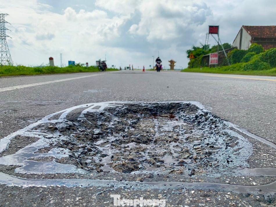 Một ổ gà trên đường chuẩn bị được vá. Một ổ gà trên đường chuẩn bị được vá.