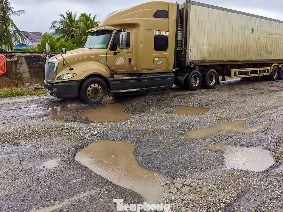 Do ảnh hưởng của mưa liên tiếp kéo dài, nhiều đoạn trên tuyến Quốc lộ 1 qua địa bàn tỉnh Quảng Ngãi bị hư hỏng nặng. (ảnh chụp ngày 18/11) Do ảnh hưởng của mưa liên tiếp kéo dài, nhiều đoạn trên tuyến Quốc lộ 1 qua địa bàn tỉnh Quảng Ngãi bị hư hỏng nặng. (ảnh chụp ngày 18/11)