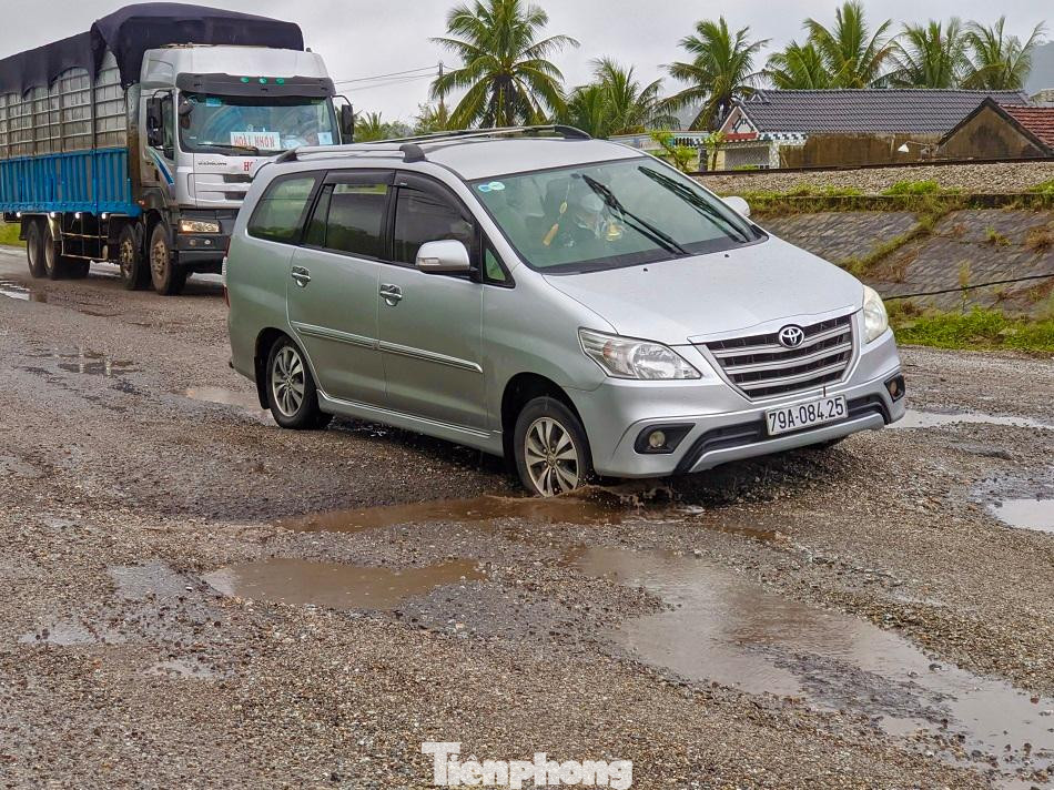 Mặt đường bị khoét sâu khiến việc lưu thông gặp rất nhiều khó khăn. (ảnh chụp ngày 18/11) Mặt đường bị khoét sâu khiến việc lưu thông gặp rất nhiều khó khăn. (ảnh chụp ngày 18/11)