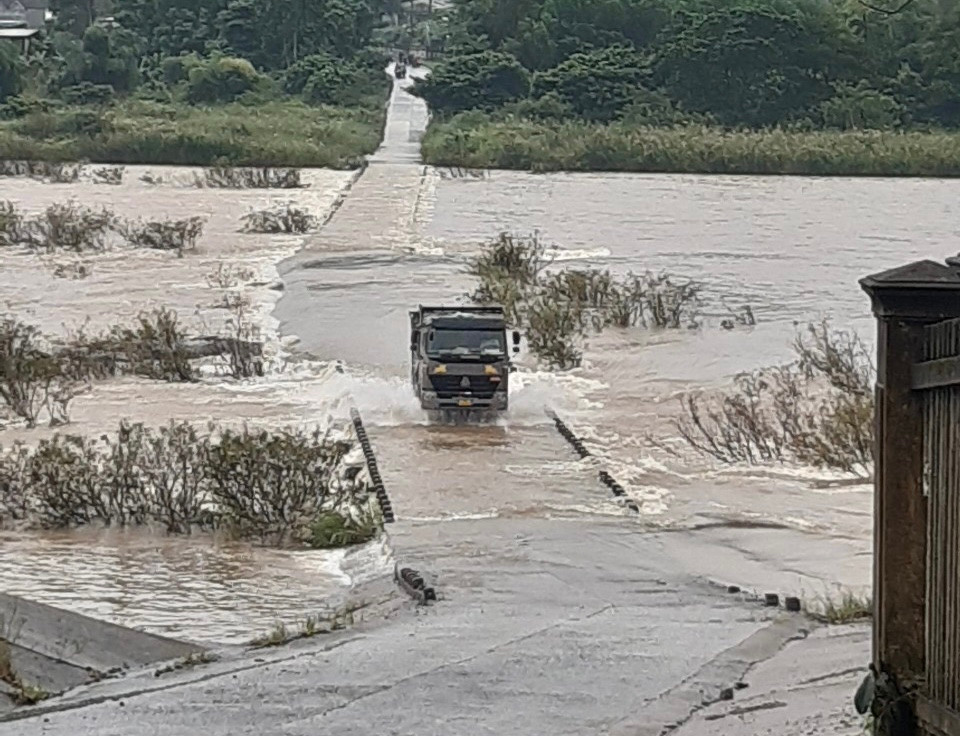 Xe tải bất chấp nguy hiểm vượt qua cầu tràn Thạch Nham nối hai huyện Tư Nghĩa - Sơn Hà.