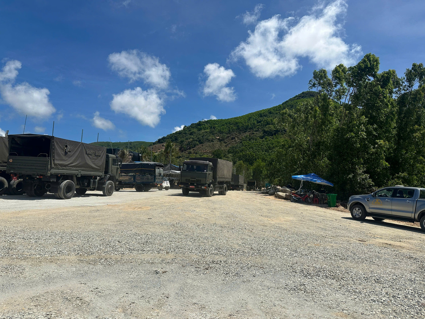 Nhiều lực lượng có mặt tại khu vực núi Dông Bồ để chuẩn bị nơi yên nghỉ cho nguyên Chủ tịch nước.