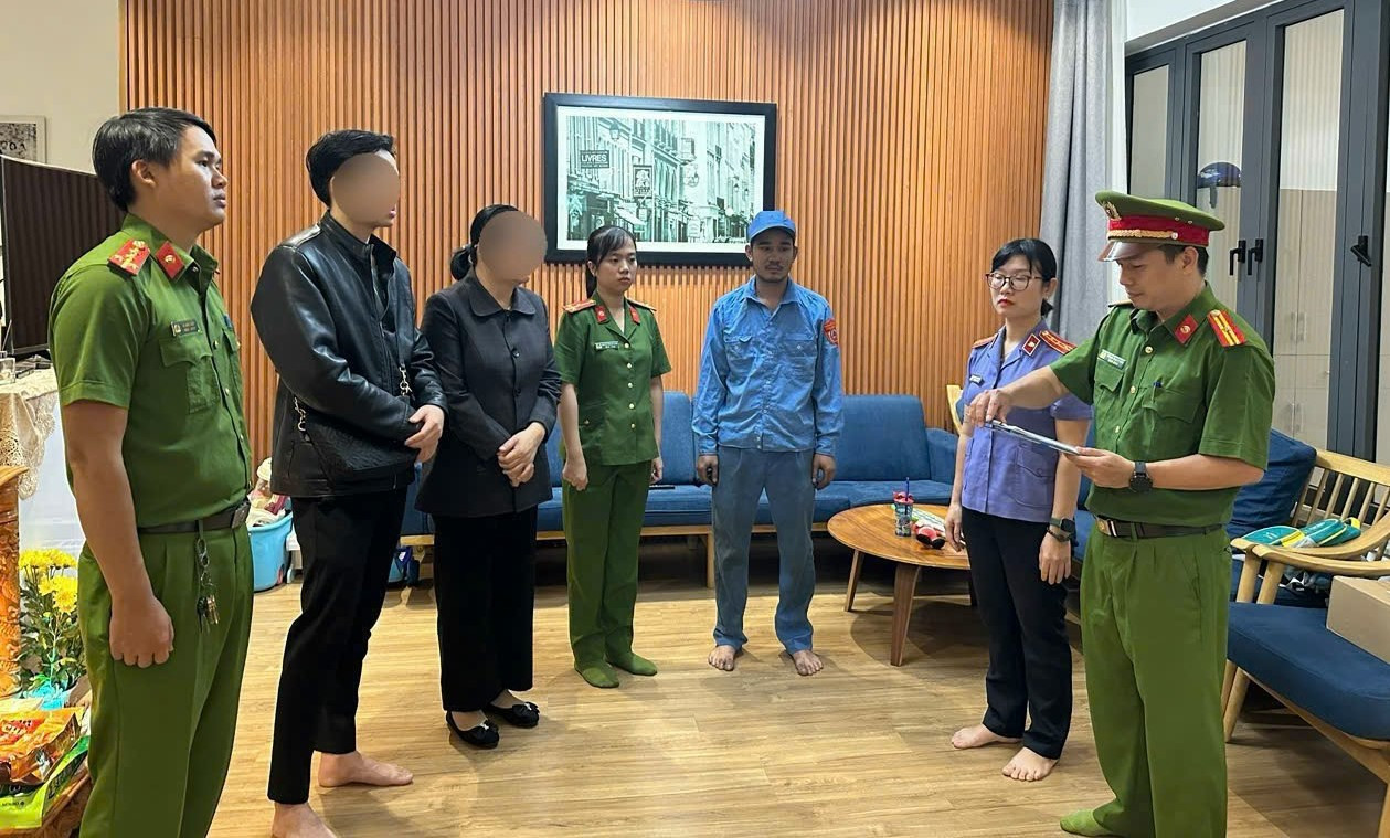 Cơ quan Cảnh sát điều tra tống đạt các quyết định khởi tố đối với Huỳnh Thị Thanh H. Cơ quan Cảnh sát điều tra tống đạt các quyết định khởi tố đối với Huỳnh Thị Thanh H.