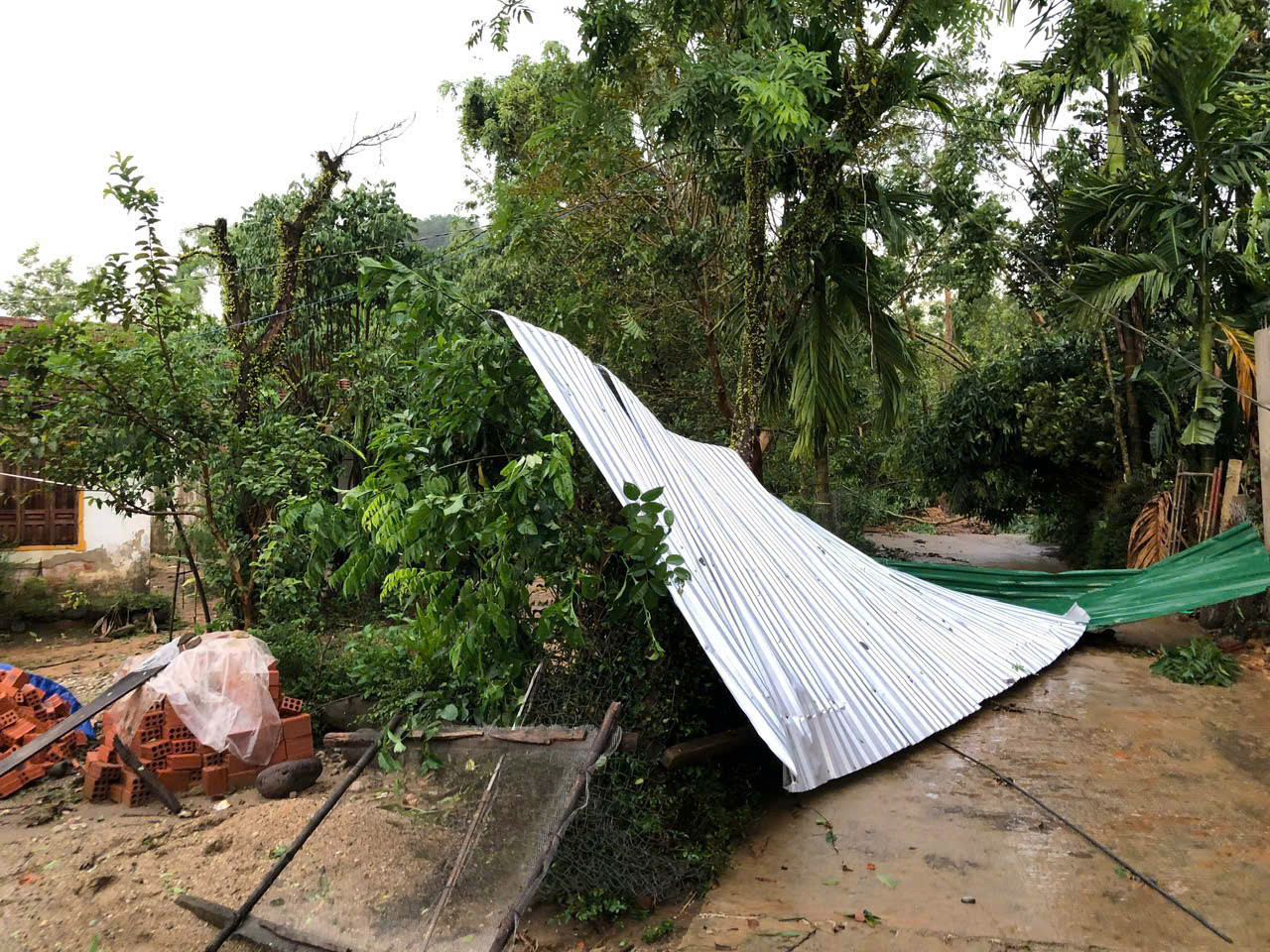 Giông lốc làm tốc mái tôn của nhà dân.