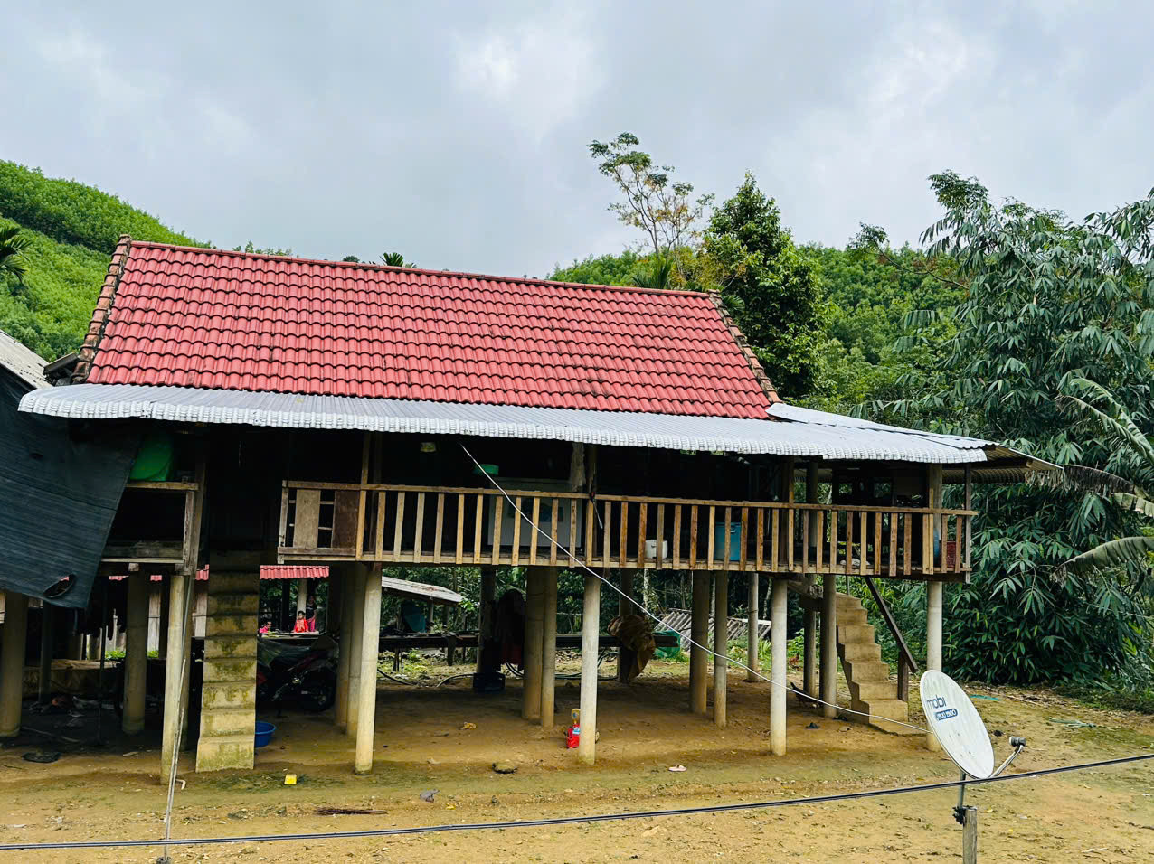 Nhà cửa được xây mới, hạ tầng thông tin được phủ khắp tạo điều kiện cho người dân tiếp cận được các dịch vụ cơ bản. Nhà cửa được xây mới, hạ tầng thông tin được phủ khắp tạo điều kiện cho người dân tiếp cận được các dịch vụ cơ bản.