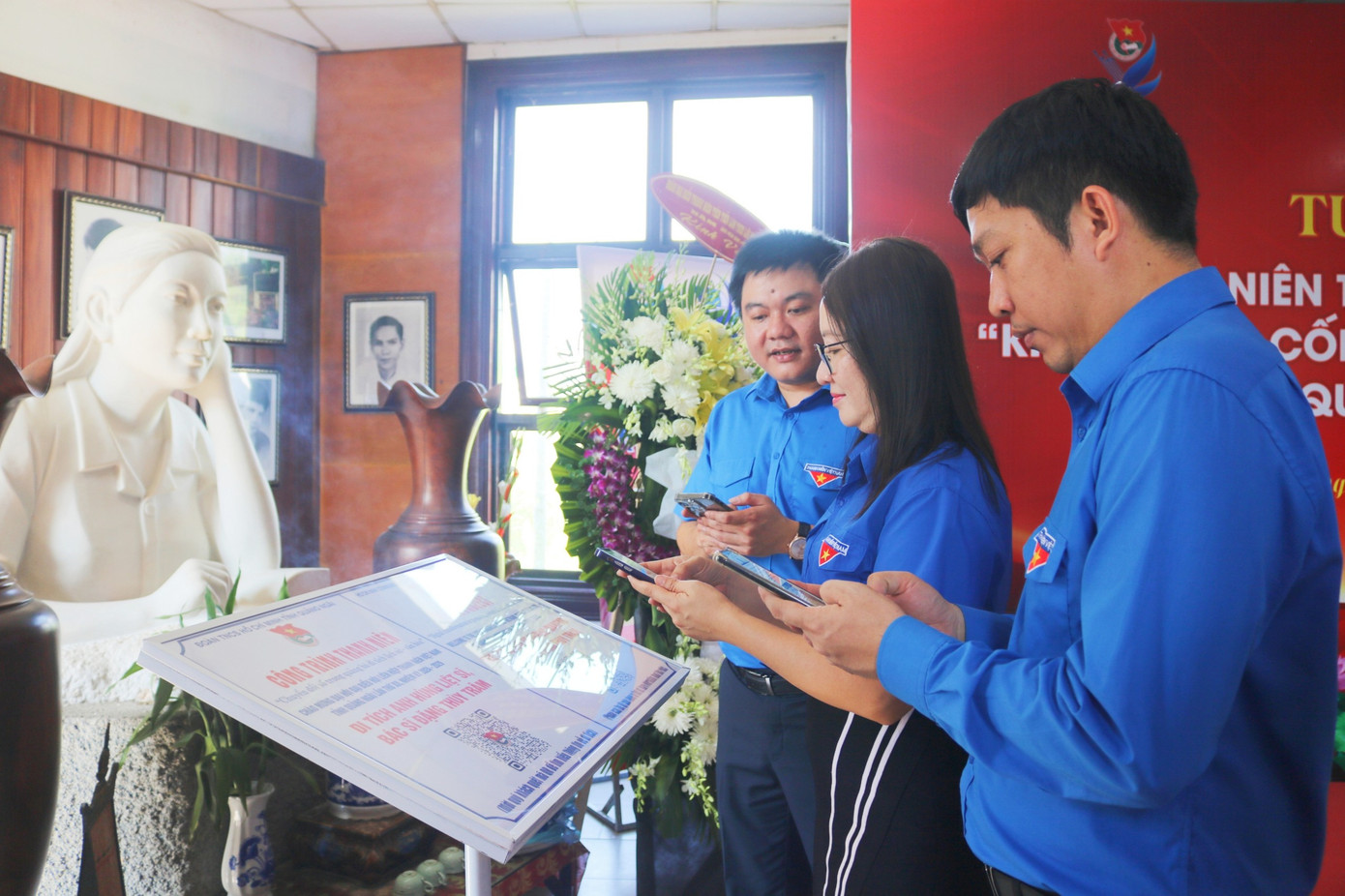 Các đại biểu quét mã QR để tìm hiểu thông tin về di tích lưu niệm Anh hùng, liệt sĩ, bác sĩ Đặng Thùy Trâm.