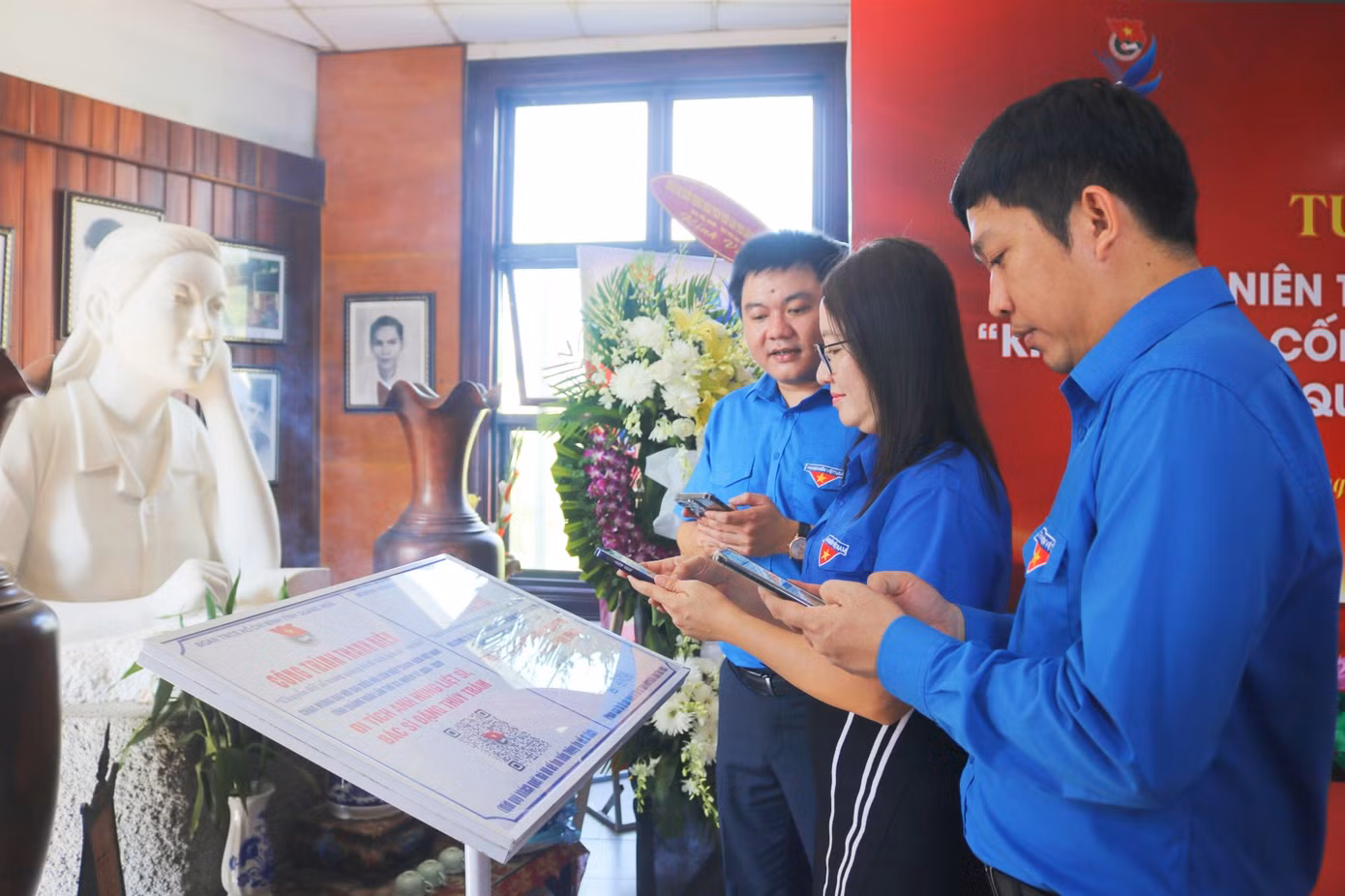 Các đại biểu quét mã QR để tìm hiểu thông tin về di tích lưu niệm Anh hùng, liệt sĩ, bác sĩ Đặng Thùy Trâm. Các đại biểu quét mã QR để tìm hiểu thông tin về di tích lưu niệm Anh hùng, liệt sĩ, bác sĩ Đặng Thùy Trâm.