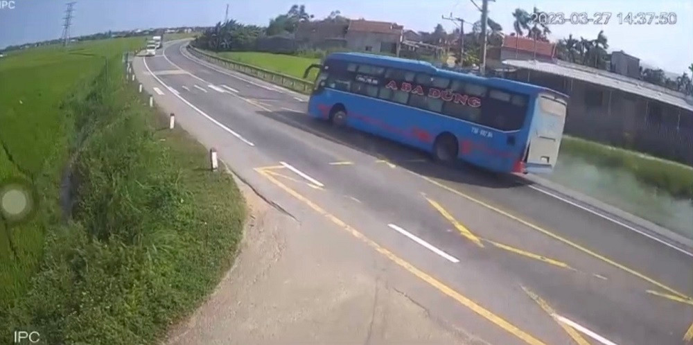 Xe khách tránh xe máy trước khi lao xuống ruộng lúa.