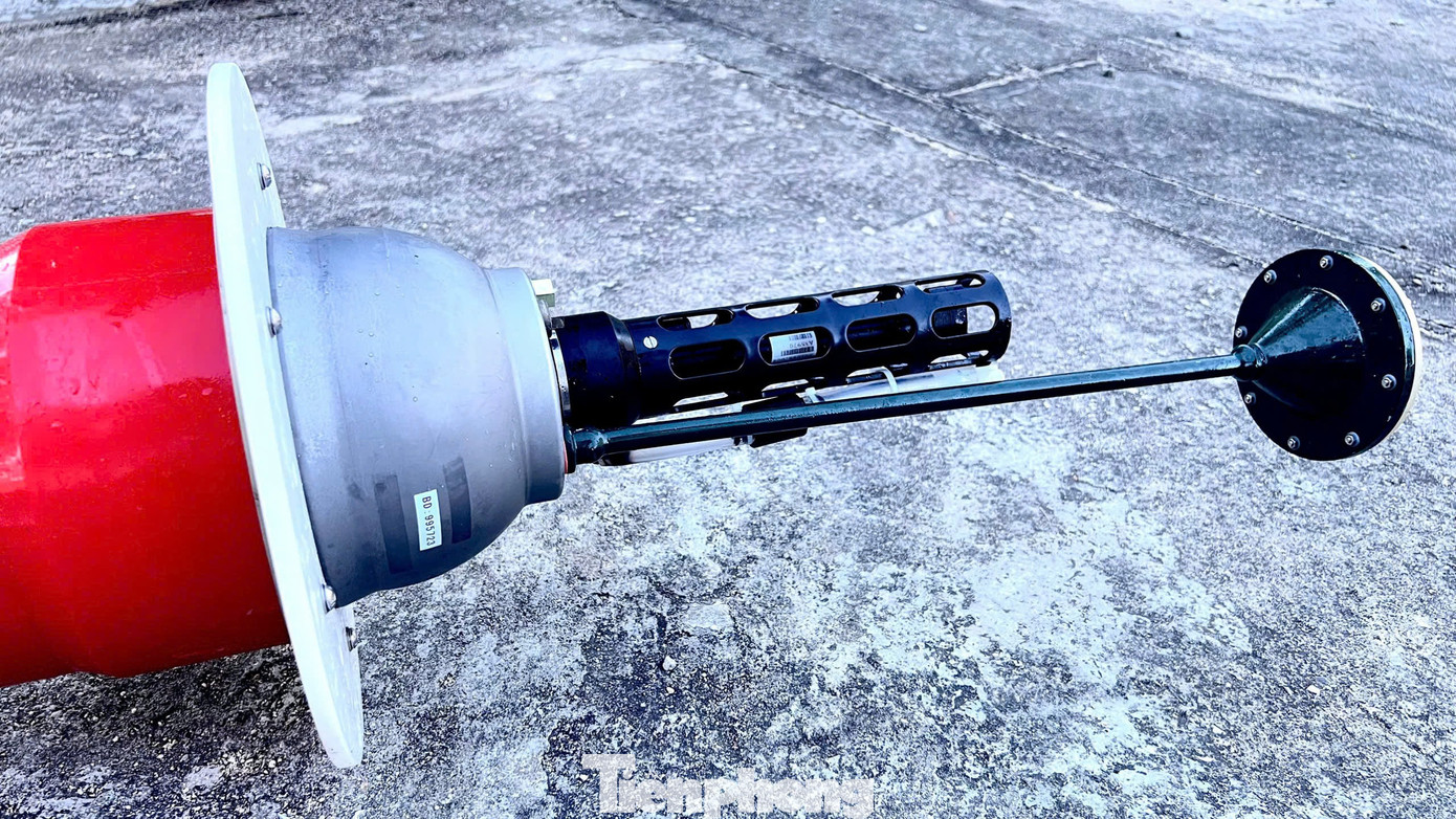 Vật thể lạ có hình trụ, chiều dài 1,94m, đường kính khoảng 18cm... Vật thể lạ có hình trụ, chiều dài 1,94m, đường kính khoảng 18cm...