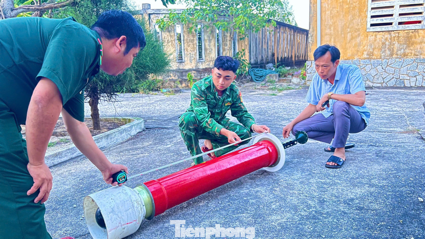 Vật thể lạ được ngư dân Quảng ngãi phát hiện nghi là thiết bị hải dương học trôi dạt trên biển. Vật thể lạ được ngư dân Quảng ngãi phát hiện nghi là thiết bị hải dương học trôi dạt trên biển.