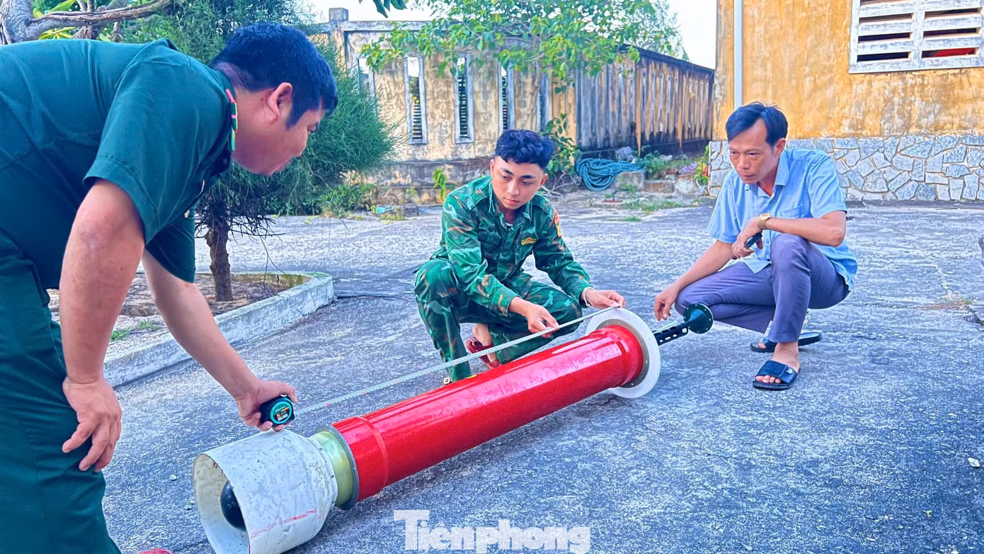Vật thể lạ được ngư dân Quảng ngãi phát hiện nghi là thiết bị hải dương học trôi dạt trên biển.