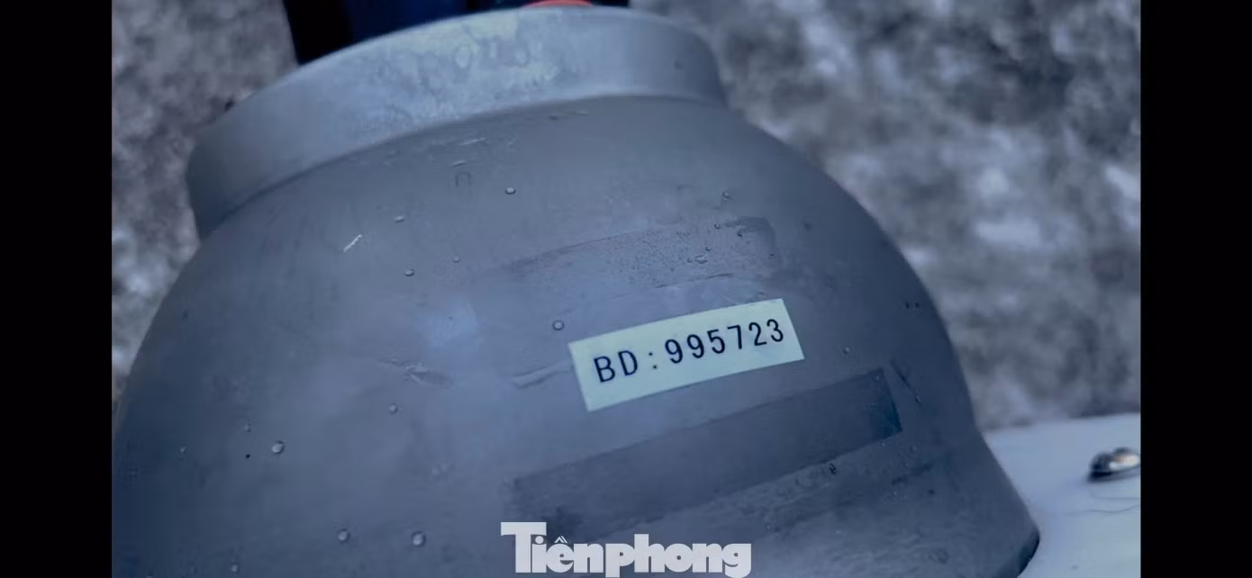 Vật thể lạ có hình trụ, chiều dài 1,94m, đường kính khoảng 18cm...