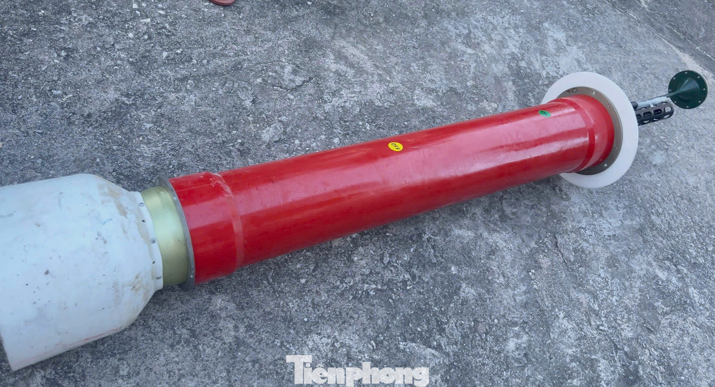 Vật thể lạ có hình trụ, chiều dài 1,94m, đường kính khoảng 18cm... Vật thể lạ có hình trụ, chiều dài 1,94m, đường kính khoảng 18cm...