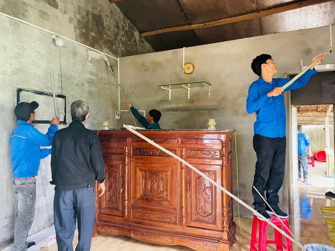 Đoàn viên thanh niên huyện Sơn Tịnh sơn, sửa nhà cho gia đình chị Nguyễn Thị Thủy.