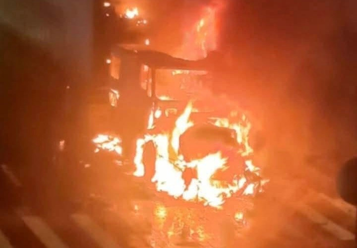 Phần đầu xe container bốc cháy dữ dội.