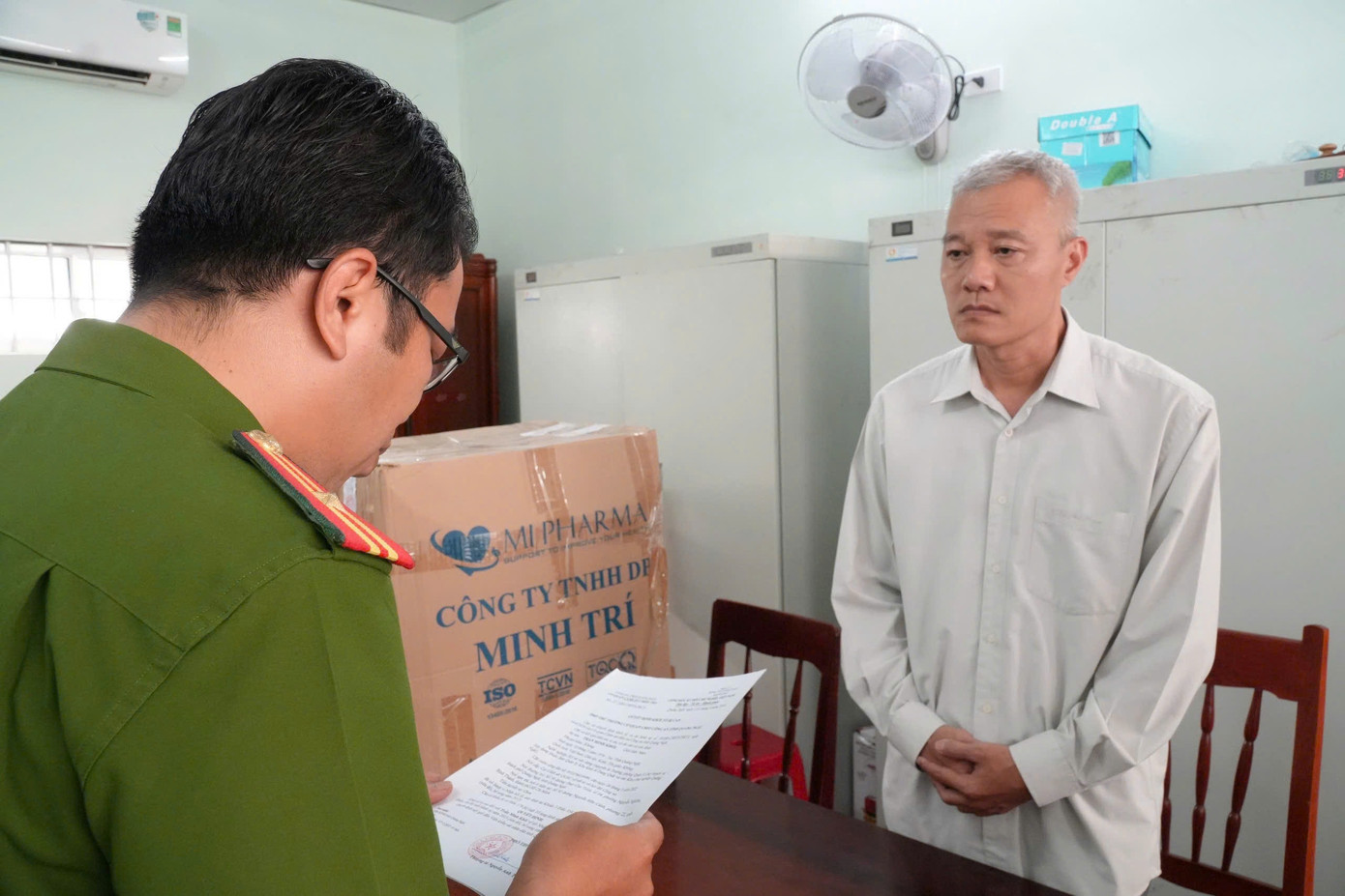 Công an tống đạt quyết định khởi tố bị can, lệnh cấm đi khỏi cư trú đối với bị can Trần Minh Khôi. Ảnh: TS Công an tống đạt quyết định khởi tố bị can, lệnh cấm đi khỏi cư trú đối với bị can Trần Minh Khôi. Ảnh: TS