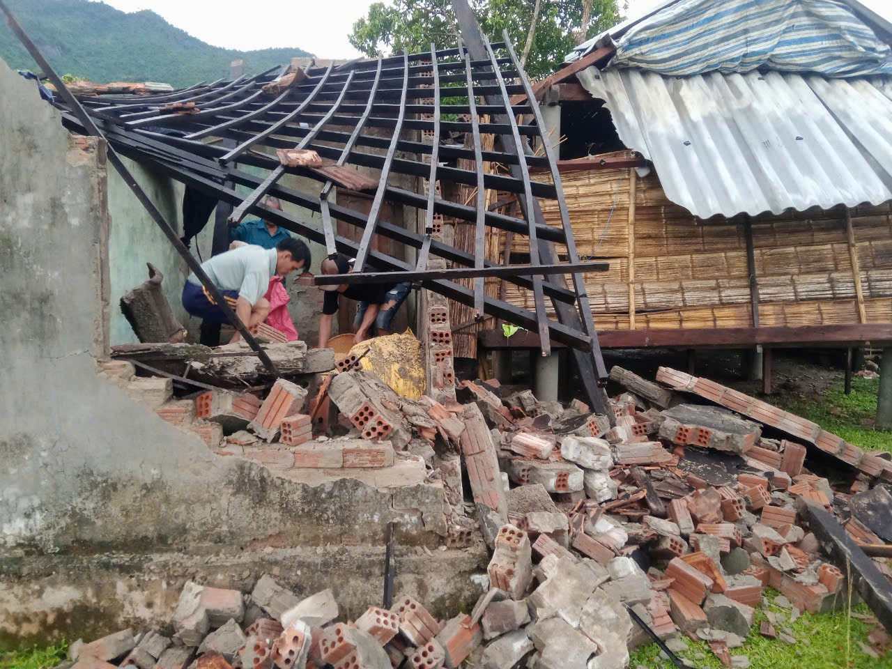 Căn nhà bà Đinh Thị Đòa bị đổ sập hoàn toàn sau mưa lớn.