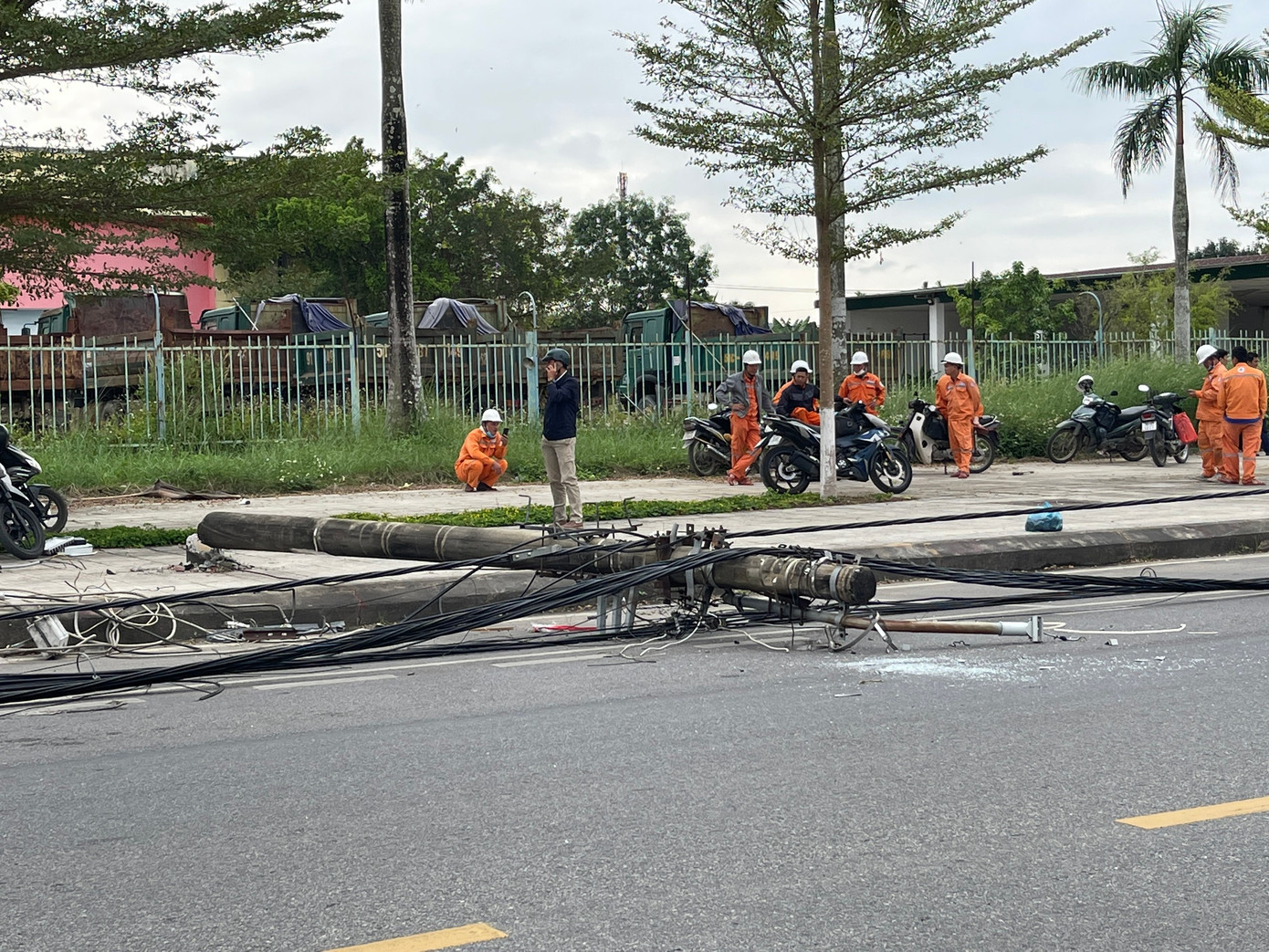 Các trụ điện bị gãy đôi.