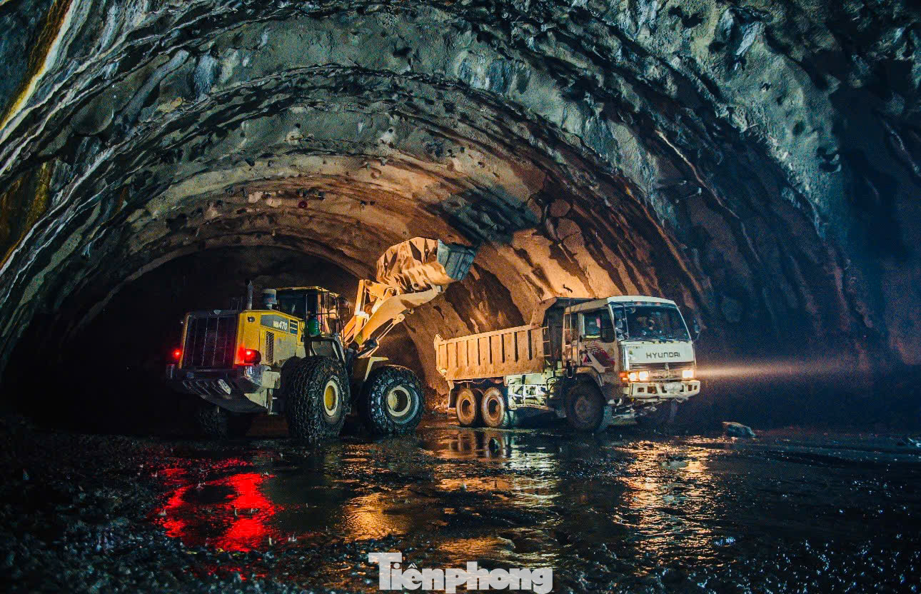 Bên trong hầm không khí luôn trong tình trạng ngột ngạt, ẩm ướt. Tuy nhiên hàng trăm kỹ sư, công nhân vẫn miệt mài làm việc 3 ca, 4 kíp.