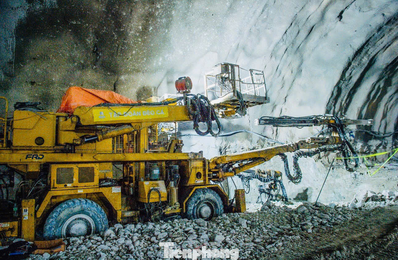 Theo ghi nhận của PV, tại mũi thi công hầm số 3, nhà thầu đã bố trí 4 mũi thi công ở hai đầu hầm. Những máy khoan cỡ lớn được nhà thầu huy động đến công trường.