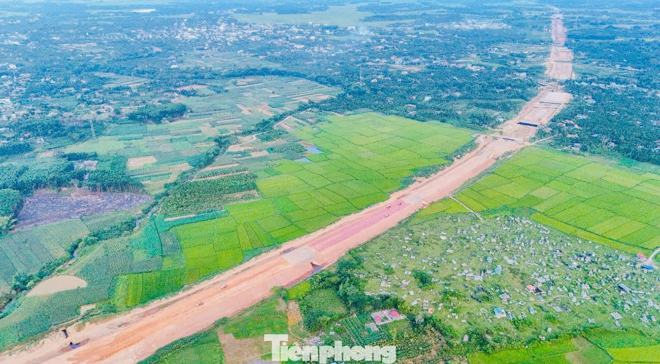 Dự án có chiều dài 88 km, tổng mức đầu tư hơn 20.400 tỷ đồng. Trong đó đoạn qua địa phận tỉnh Quảng Ngãi dài 60,3 km, qua tỉnh Bình Định dài 27,7 km. Giai đoạn 1, cao tốc Quảng Ngãi - Hoài Nhơn có quy mô 4 làn xe, vận tốc 80 km/h.