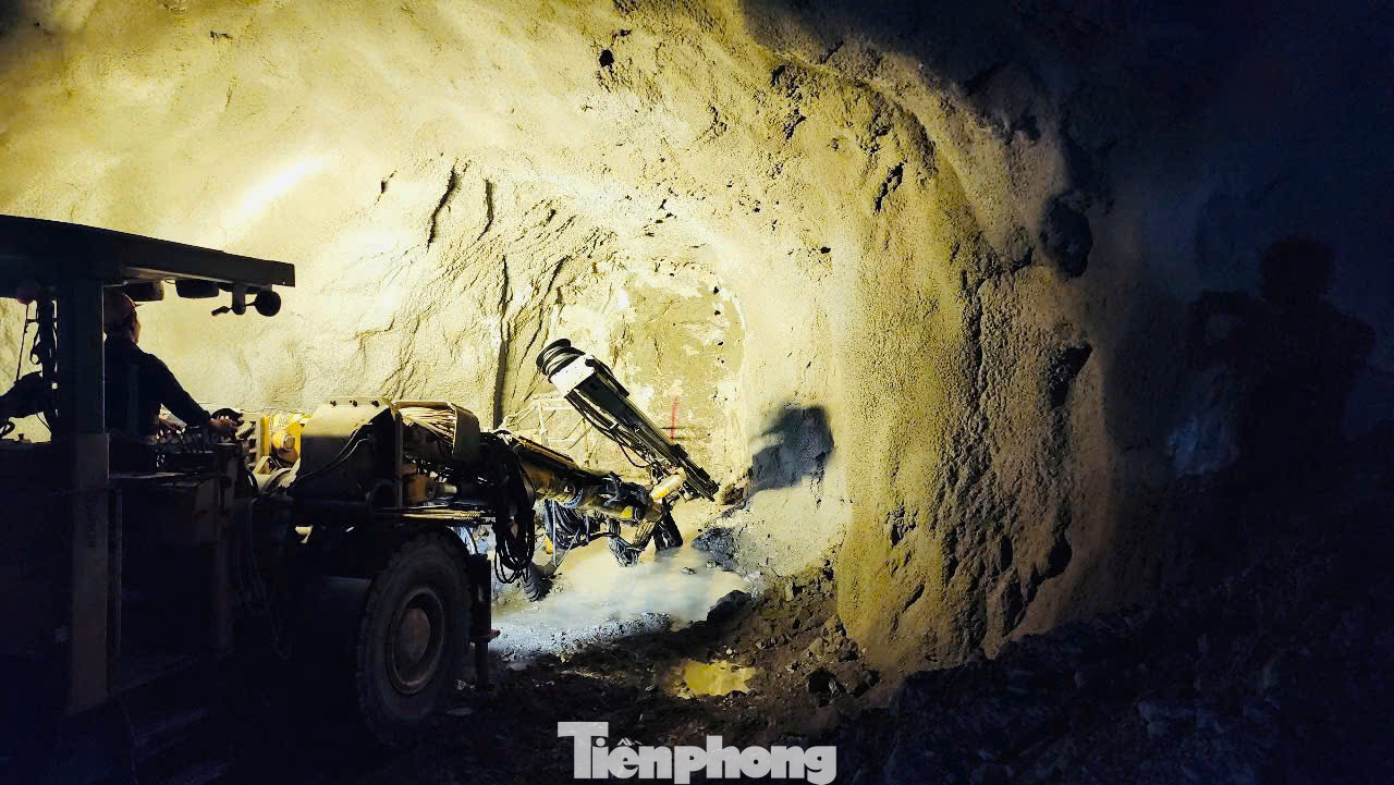 Theo ghi nhận của PV, tại mũi thi công hầm số 3, nhà thầu đã bố trí 4 mũi thi công ở hai đầu hầm. Những máy khoan cỡ lớn được nhà thầu huy động đến công trường.