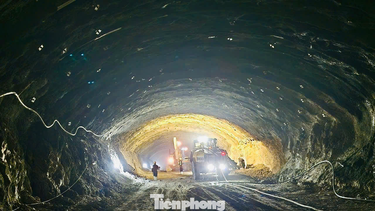 Tổng giám đốc Tập đoàn Đèo Cả Ngọ Trường Nam cho biết, hiện còn 20m, chúng tôi đang tập trung cao độ, sẵn sàng thông ống hầm phải cửa hầm phía Bắc trước ngày 30/4 để chào mừng kỷ niệm 50 năm ngày thống nhất đất nước.