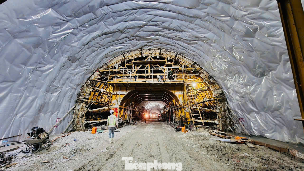 Tổng giám đốc Tập đoàn Đèo Cả Ngọ Trường Nam cho biết, hiện còn 20m, chúng tôi đang tập trung cao độ, sẵn sàng thông ống hầm phải cửa hầm phía Bắc trước ngày 30/4 để chào mừng kỷ niệm 50 năm ngày thống nhất đất nước.