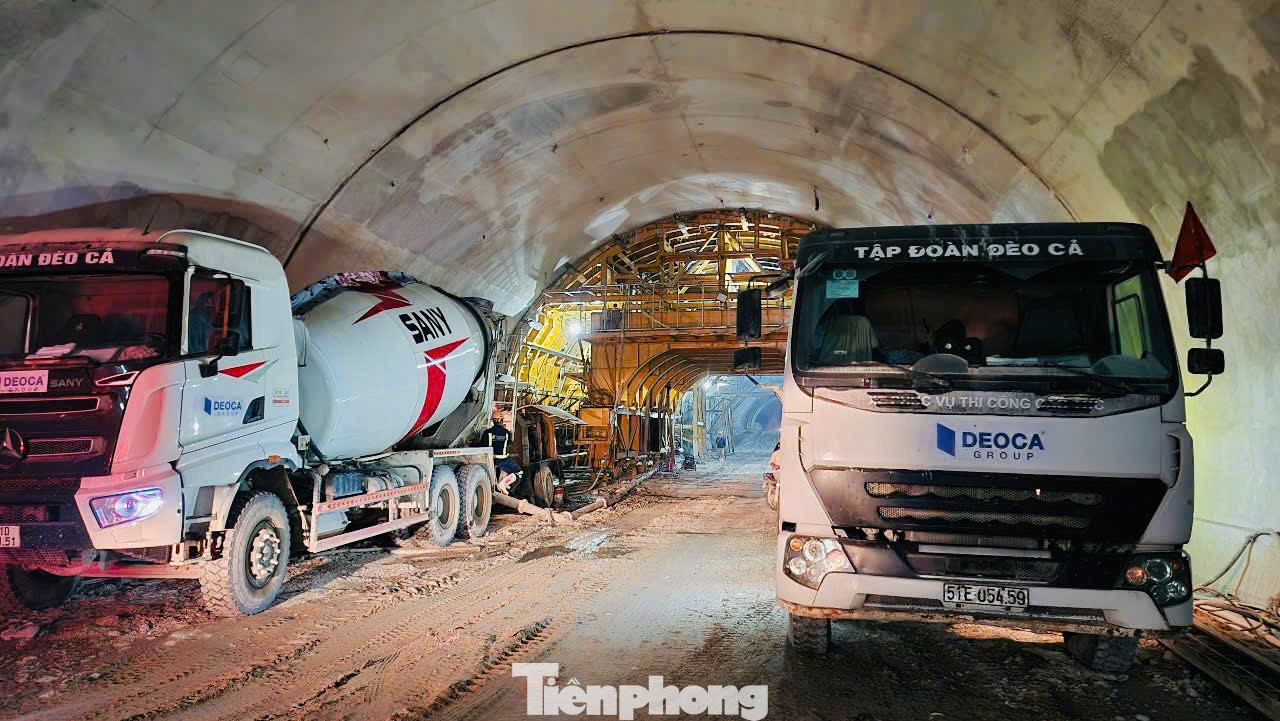 “Theo hợp đồng ký kết với chủ đầu tư, hầm số 3 sẽ hoàn thành sau 42 tháng thi công, đơn vị đang nỗ lực để thông hầm đường bộ cấp đặc biệt này sớm hơn kế hoạch dự kiến, góp phần hoàn thành toàn dự án trong năm 2025 như chỉ đạo của Thủ tướng”, ông Nam nói thêm.